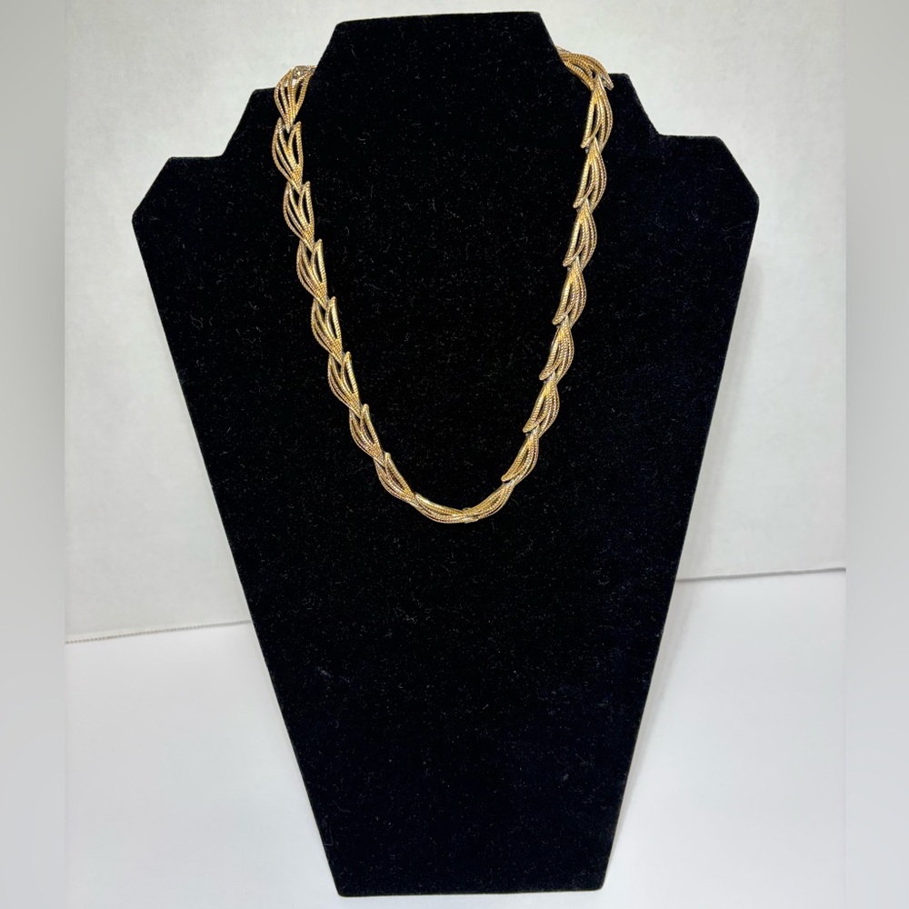 Monet VTG Choker Gold Tone Textured Leaf Design Necklace 15” Clasp To Clasp - Picture 2 of 8